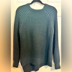 Vera wang simply Vera mixed seam hem sweater!